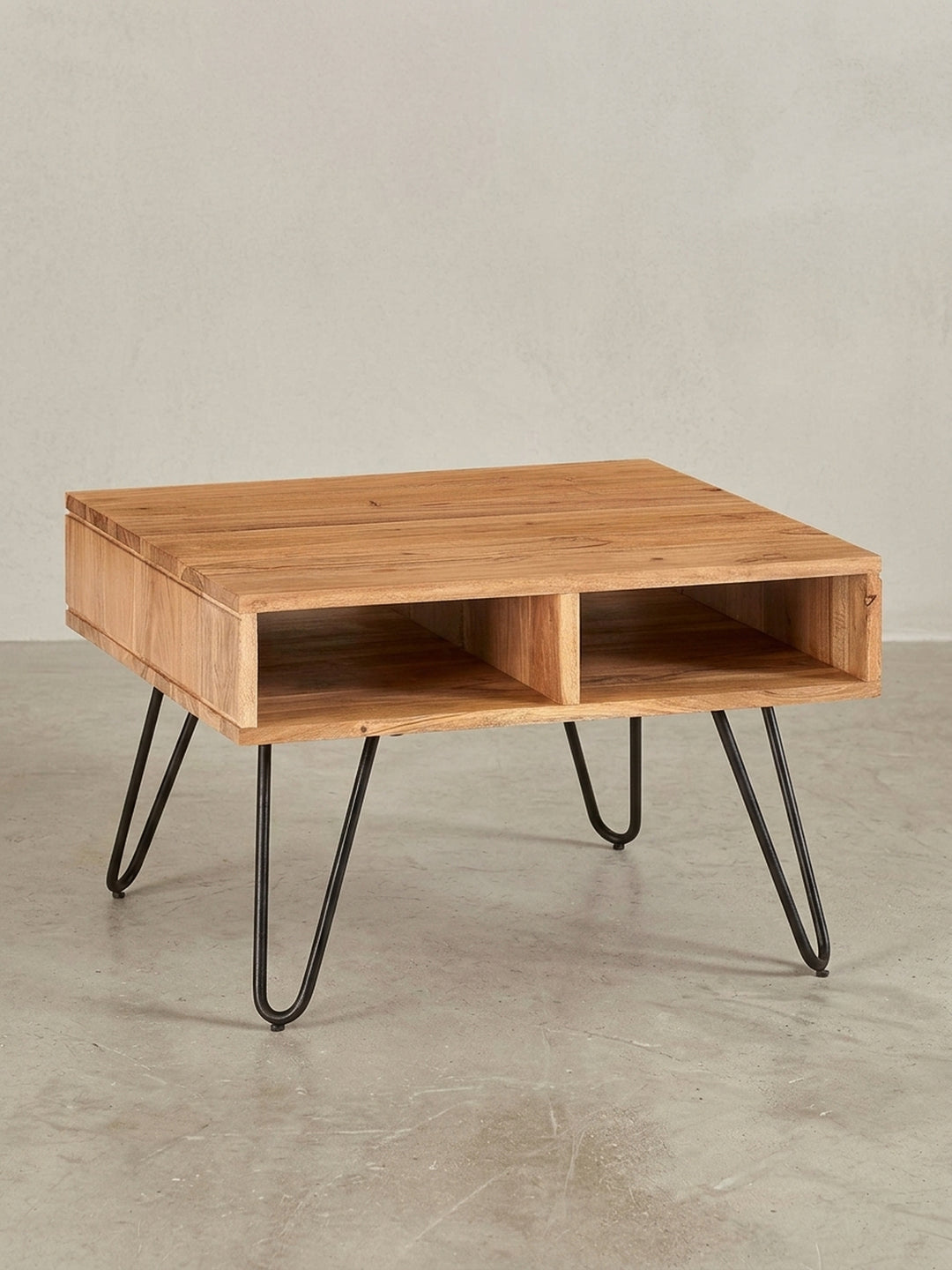 Quadratischer Design Couchtisch 60x60x40 cm aus Akazie Massivholz mit zwei Fächern, frontale Ansicht auf weißem Hintergrund, zeigt die klaren Linien._