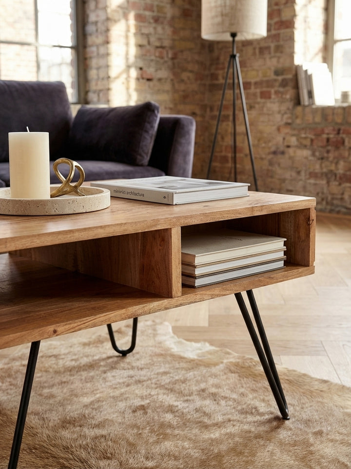 Detailaufnahme der natürlichen Maserung des Akazien-Massivholzes des Couchtisches, die warme braune Farbe und die hochwertige Oberflächenbehandlung zeigend._