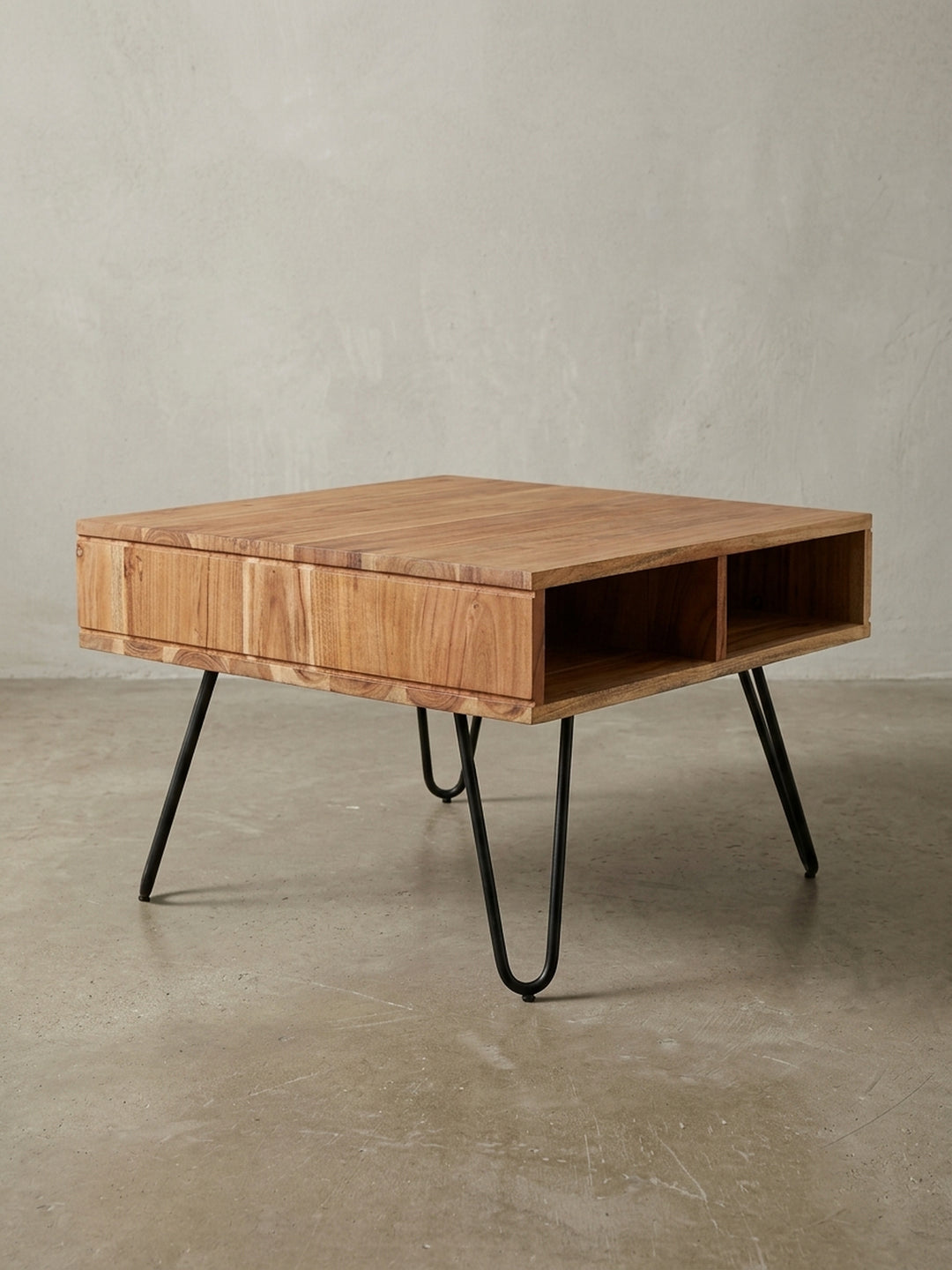 Moderner Sofatisch aus Holz und Metall in der 3/4-Ansicht, die Tiefe der Staufächer und die filigranen Haarnadelbeine aus schwarzem Eisen hervorhebend._