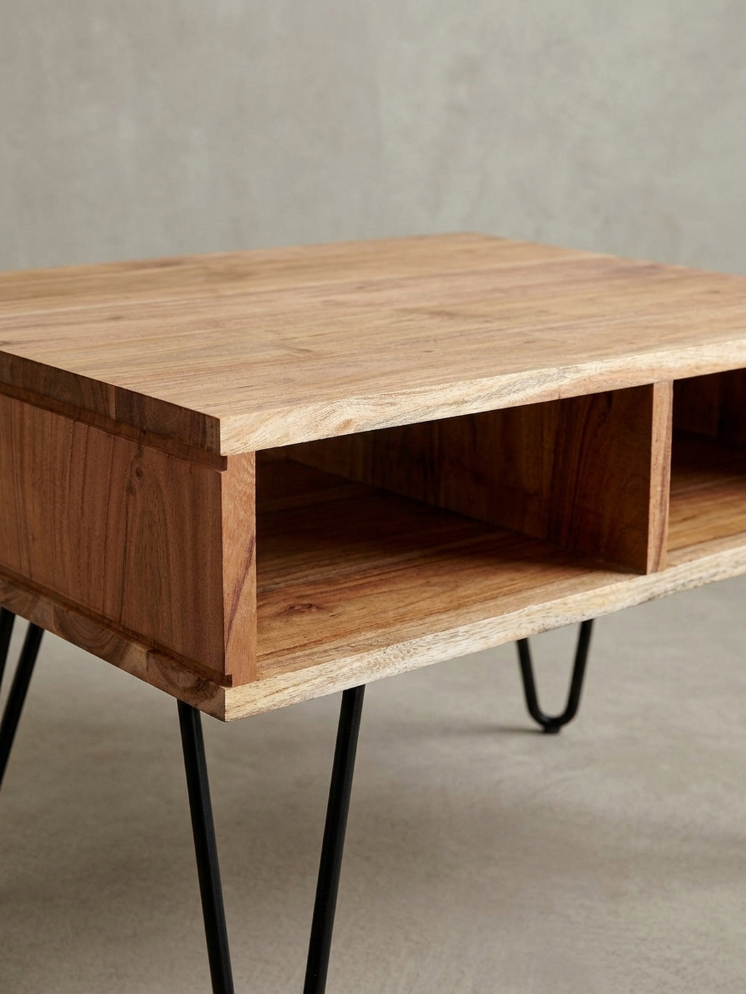 Perspektivische Ansicht des Holztisches, die die großzügige Tischfläche von 60x60 cm und die offene Gestaltung des Stauraums für Zeitschriften betont._