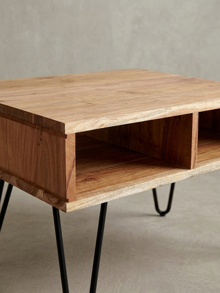 Perspektivische Ansicht des Holztisches, die die großzügige Tischfläche von 60x60 cm und die offene Gestaltung des Stauraums für Zeitschriften betont._