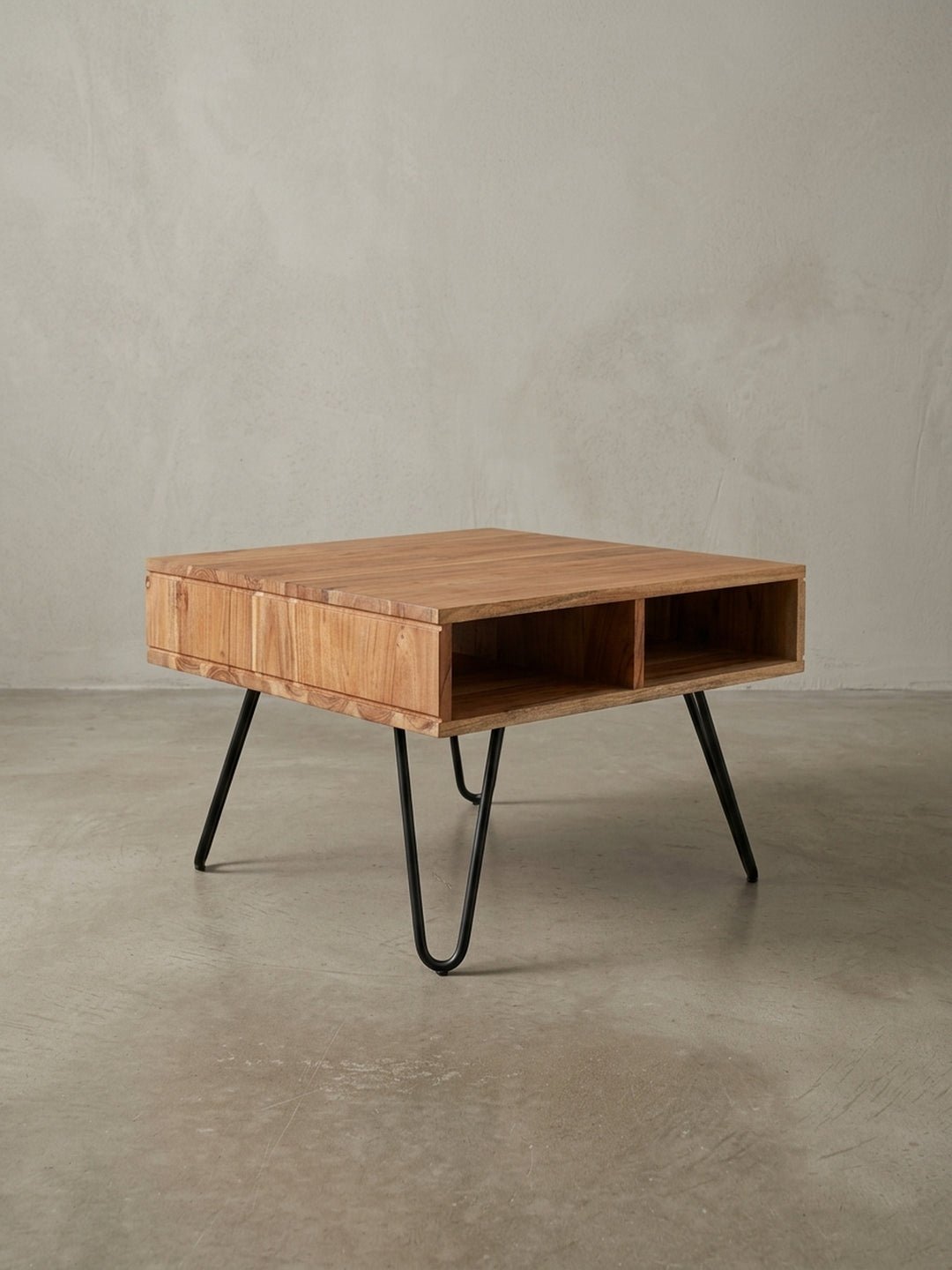 Seitenansicht des Stubentisches mit einer Höhe von 40 cm, zeigt das Profil der Tischplatte aus Akazie und die eleganten, U-förmigen Metallbeine._