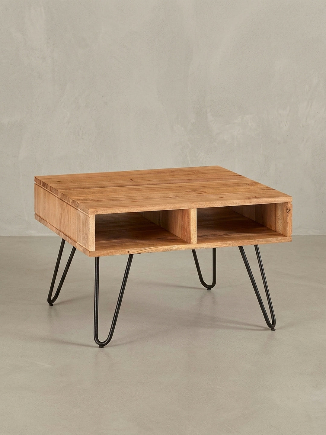 Gesamtübersicht des Sofatisches aus massivem Akazienholz, der die Kombination aus natürlichem Holz und industriellem Metalldesign zusammenfasst._