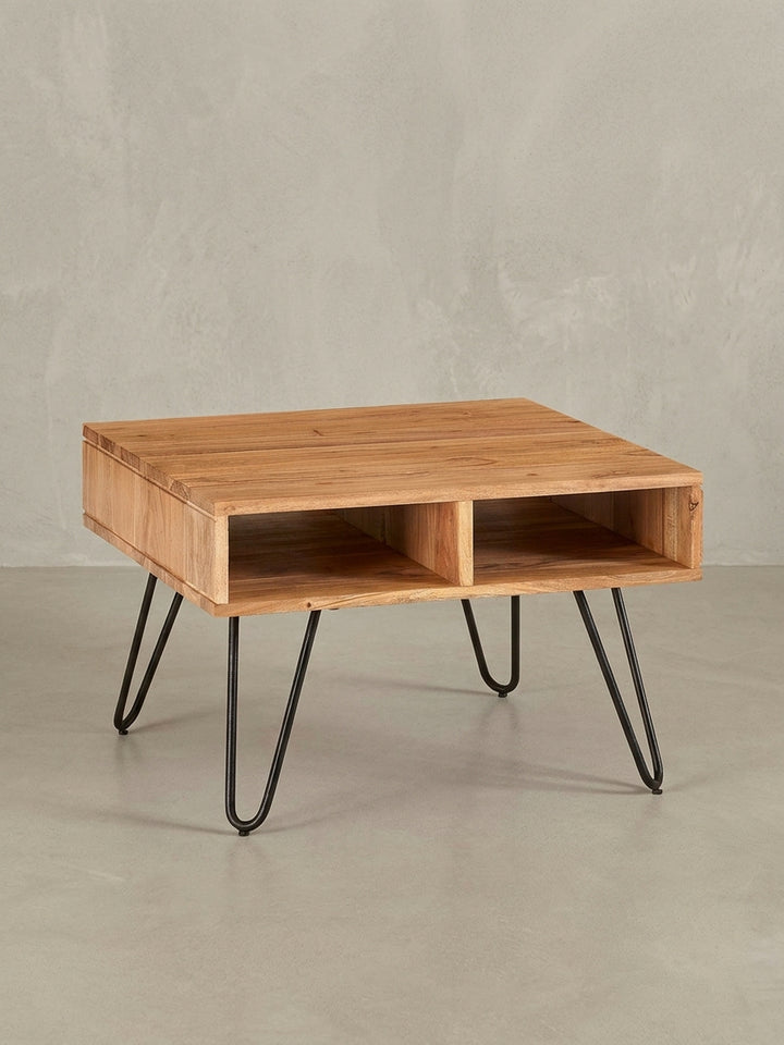 Gesamtübersicht des Sofatisches aus massivem Akazienholz, der die Kombination aus natürlichem Holz und industriellem Metalldesign zusammenfasst._