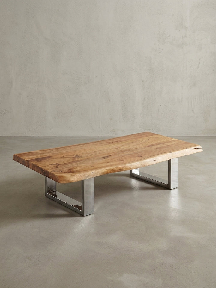 Alternative Perspektive des Holztisches, die die organische Form der Baumkante betont. Ein stilvolles Unikat für gemütliche Lounge-Bereiche und moderne Wohnzimmer._