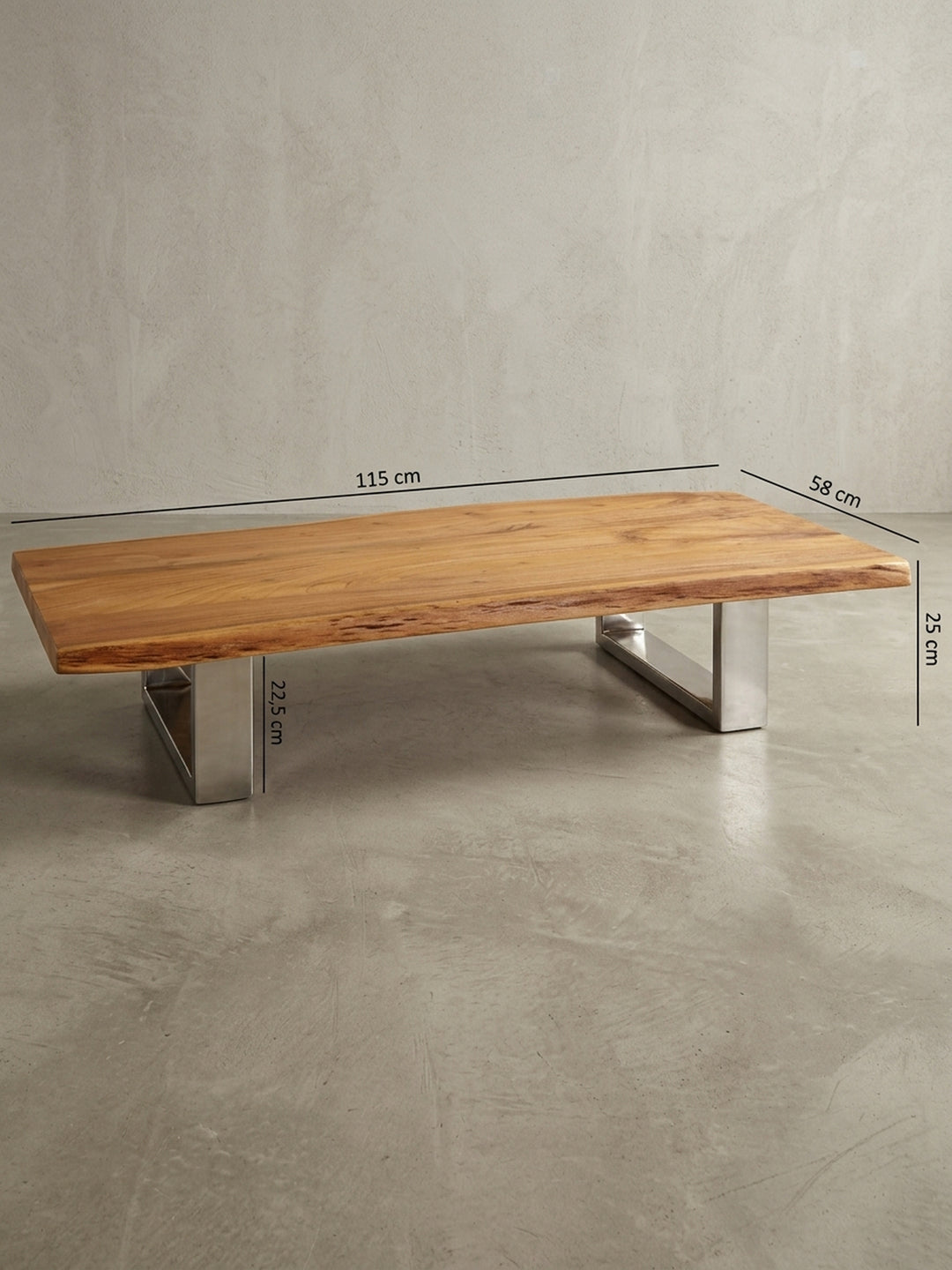 Detailansicht der Befestigung des Metallgestells an der Unterseite der Akazienholzplatte. Saubere Verarbeitung und stabile Konstruktion des modernen Massivholztisches._