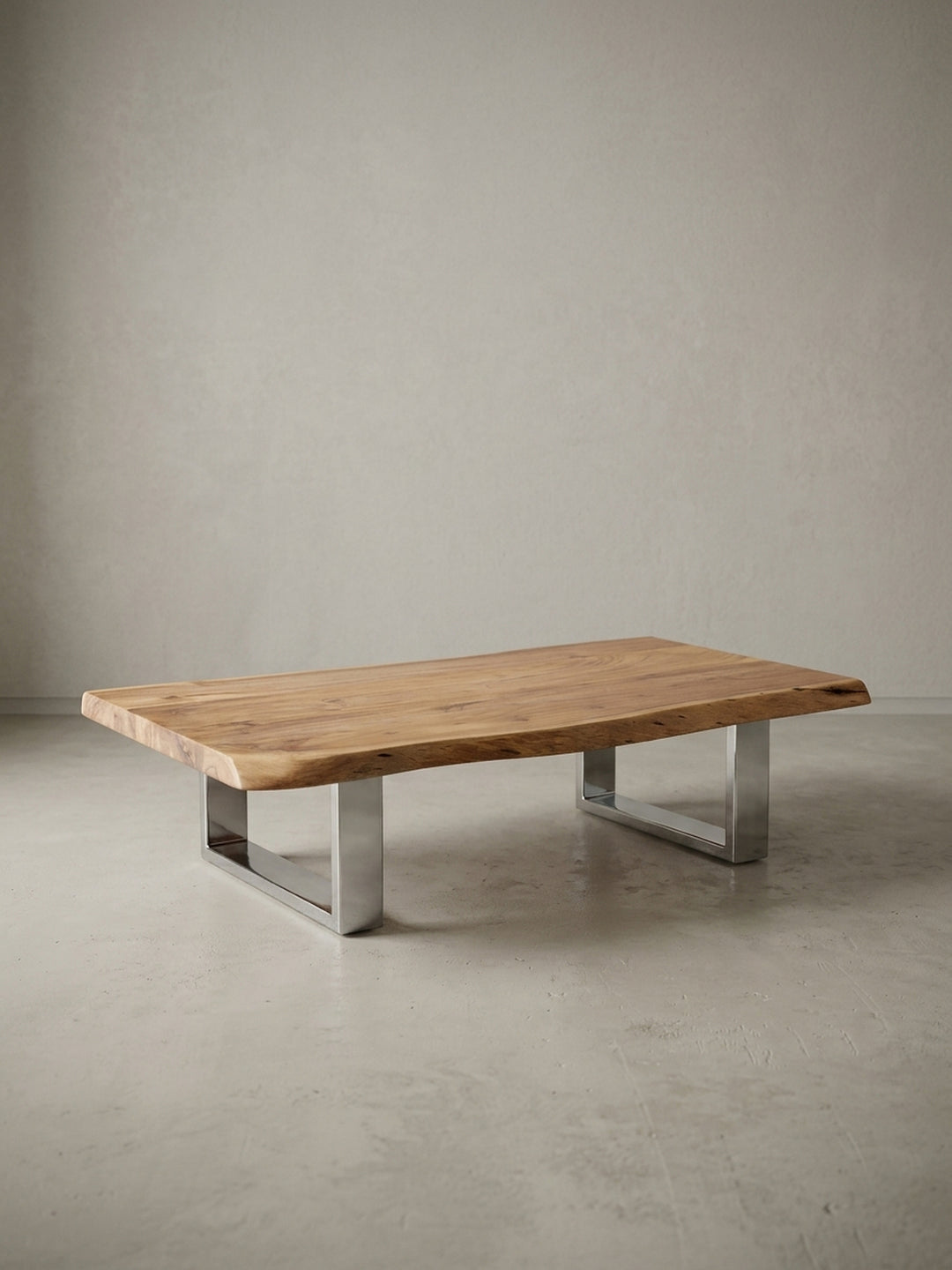 Freigestellter Couchtisch im Landhausstil mit naturfarbener Akazien-Massivholzplatte. Die 25 cm niedrige Silhouette und das verchromte Metallgestell wirken modern und elegant._