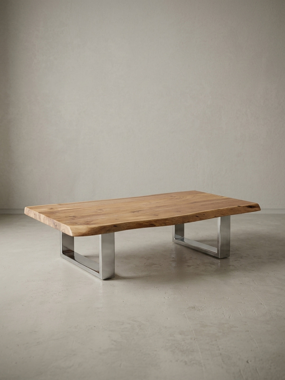 Freigestellter Couchtisch im Landhausstil mit naturfarbener Akazien-Massivholzplatte. Die 25 cm niedrige Silhouette und das verchromte Metallgestell wirken modern und elegant.