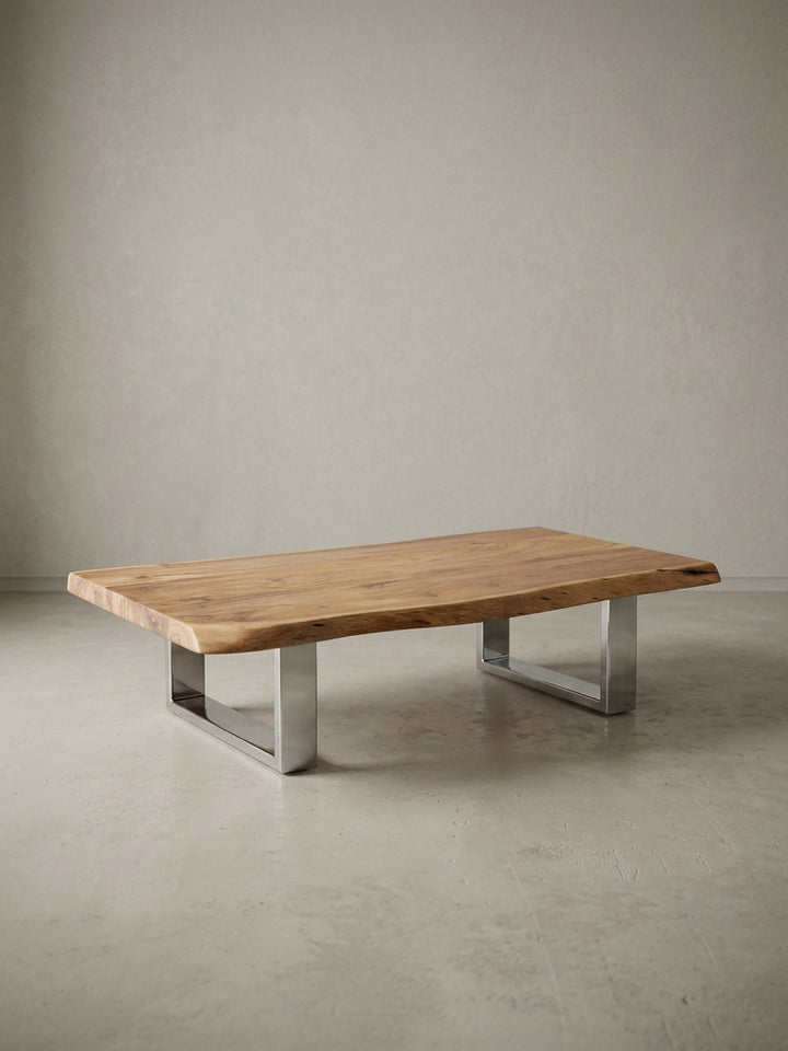 Freigestellter Couchtisch im Landhausstil mit naturfarbener Akazien-Massivholzplatte. Die 25 cm niedrige Silhouette und das verchromte Metallgestell wirken modern und elegant._