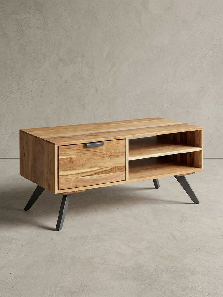 Frontansicht des rechteckigen Couchtischs aus Akazie Massivholz mit schwarzen Metallbeinen und praktischem Stauraum, freigestellt auf weißem Hintergrund._