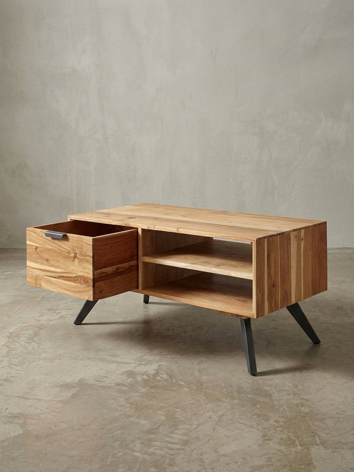 Gesamtübersicht des Design-Couchtisches aus massivem Holz und Metall, der Funktionalität mit Stauraum und eine klare, organisch-moderne Formensprache verbindet._
