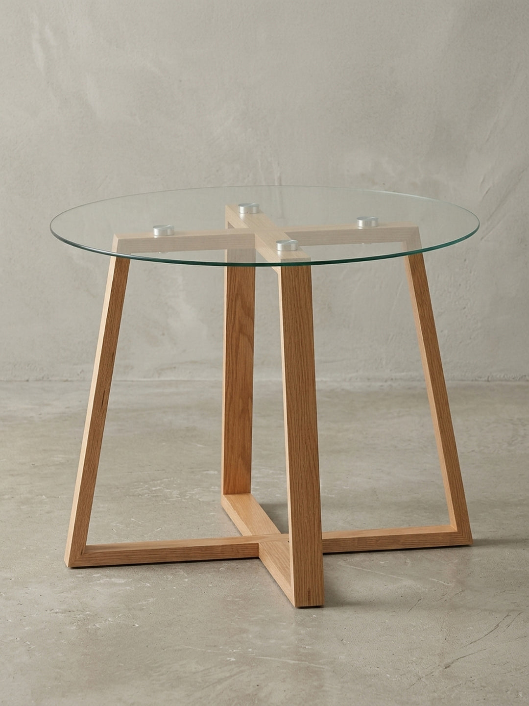 Gesamtübersicht des Couchtisches aus Eiche und Glas. Das skandinavisch inspirierte Design mit runder Platte und Massivholzgestell passt in jedes moderne Wohnzimmer._