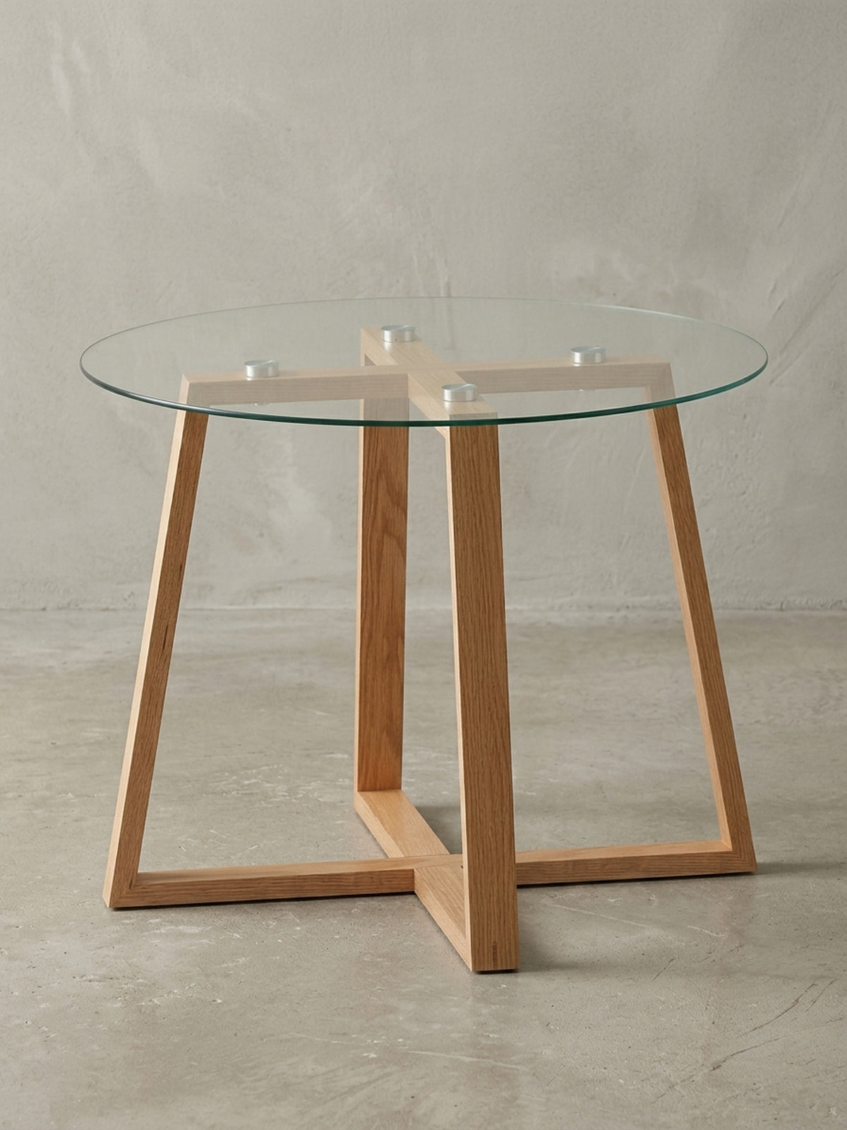 Gesamtübersicht des Couchtisches aus Eiche und Glas. Das skandinavisch inspirierte Design mit runder Platte und Massivholzgestell passt in jedes moderne Wohnzimmer.