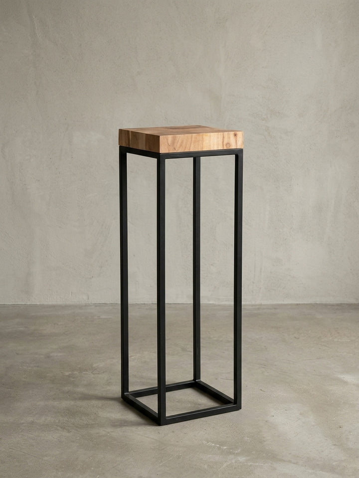 Schmaler Beistelltisch im Industrial Style vor weißem Hintergrund. Die Kombination aus massiver, lackierter Akazie und dem geradlinigen, schwarzen Metallrahmen ist komplett erkennbar._