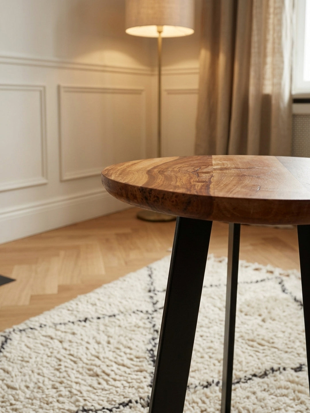 Nahaufnahme der Tischplatte aus echtem indischem Rosenholz. Die lebhafte rotbraune Holzmaserung des 45 cm hohen Beistelltisches harmoniert perfekt mit dem mattschwarzen Eisen._