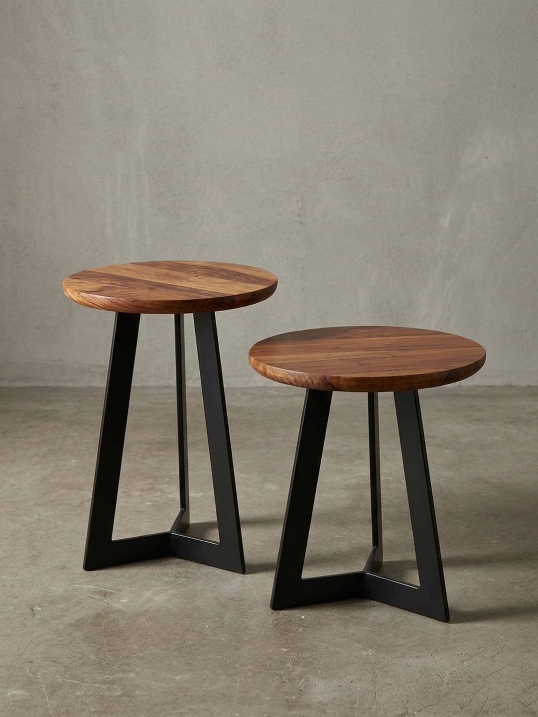 Gesamtübersicht des minimalistischen Dekotisches. Die Kombination aus runder Massivholzplatte und schwarzem Dreibeingestell macht ihn zum perfekten Begleiter für jede Leseecke._