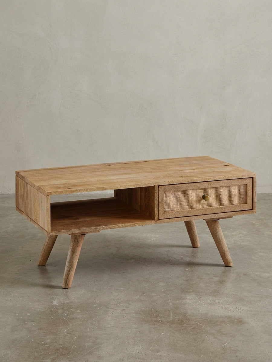 Rechteckiger Couchtisch 90x40x45 cm aus hellem Mango Massivholz mit einer Schublade und Wiener Geflecht, freigestellt auf weißem Hintergrund._