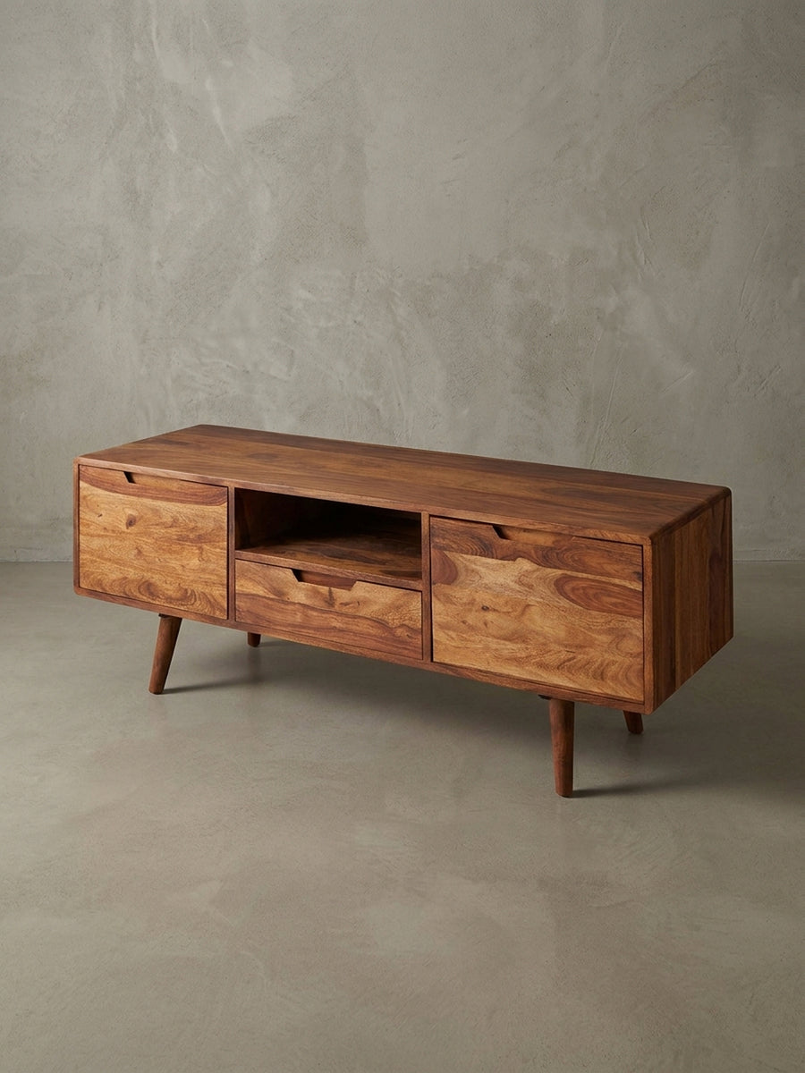 Maßskizze des TV-Lowboards aus Massivholz mit exakten Abmessungen. Breite 135cm, Höhe 51cm und Tiefe 45cm zeigen die perfekten Proportionen der Fernsehkommode für optimale Raumplanung._
