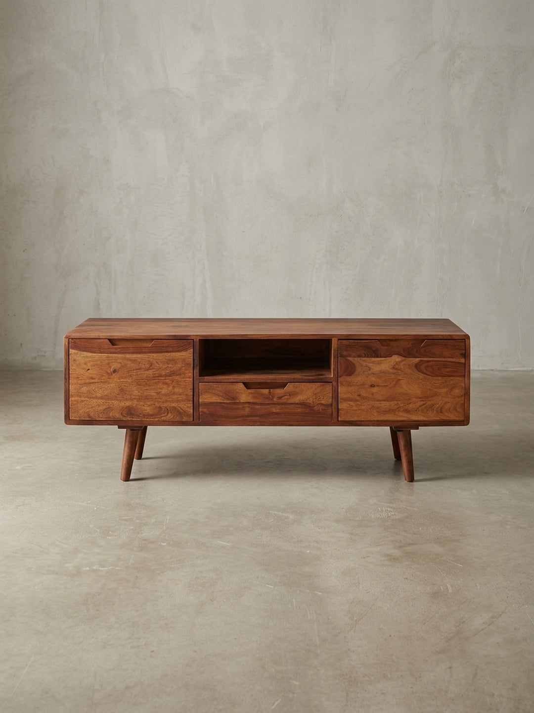 Massivholz TV-Kommode in Frontalansicht auf weißem Hintergrund. Das 135cm breite Lowboard verfügt über zwei Holztüren, eine Schublade und ein offenes Fach für HiFi-Geräte und Konsolen._