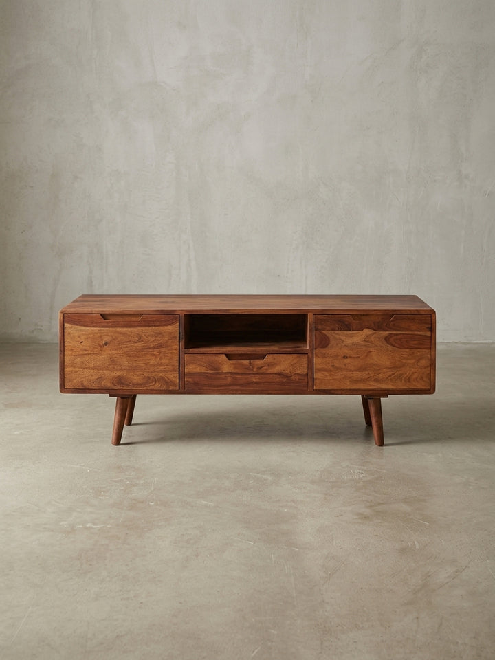 Massivholz TV-Kommode in Frontalansicht auf weißem Hintergrund. Das 135cm breite Lowboard verfügt über zwei Holztüren, eine Schublade und ein offenes Fach für HiFi-Geräte und Konsolen._