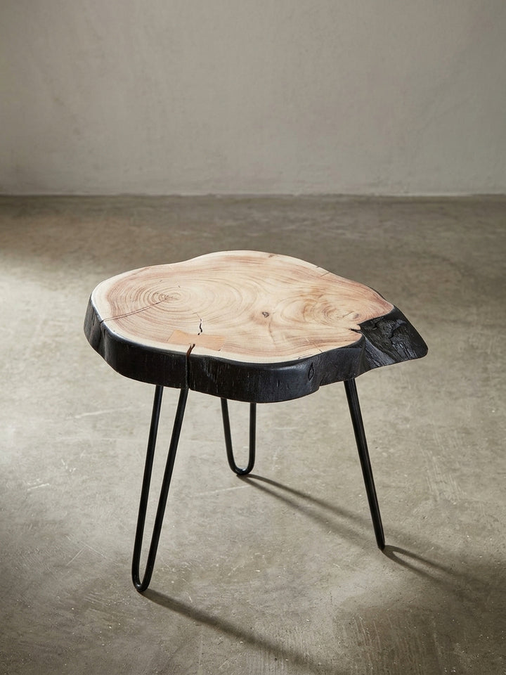 Alternativperspektive des Sofatisches aus Akazie Massivholz, die die unregelmäßige, natürliche Baumkante und die Textur des Holzes betont._