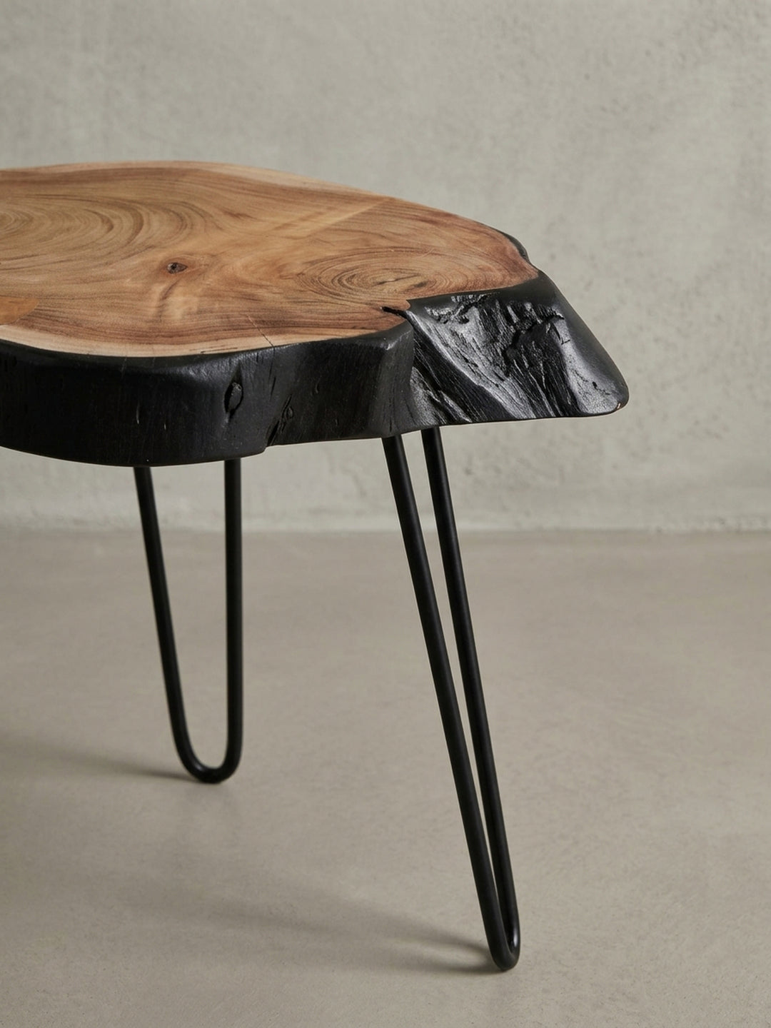 Makroaufnahme einer charakteristischen Spalte in der Akazien-Tischplatte, ein Detail, das die Authentizität des massiven Baumkanten-Beistelltisches unterstreicht._