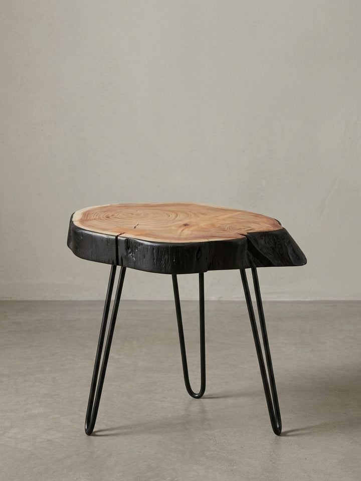 Seitenansicht des kleinen Anstelltisches mit Haarnadelbeinen, der die Stärke von 6,5 cm der massiven Akazien-Tischplatte und die schlanke Silhouette zeigt._