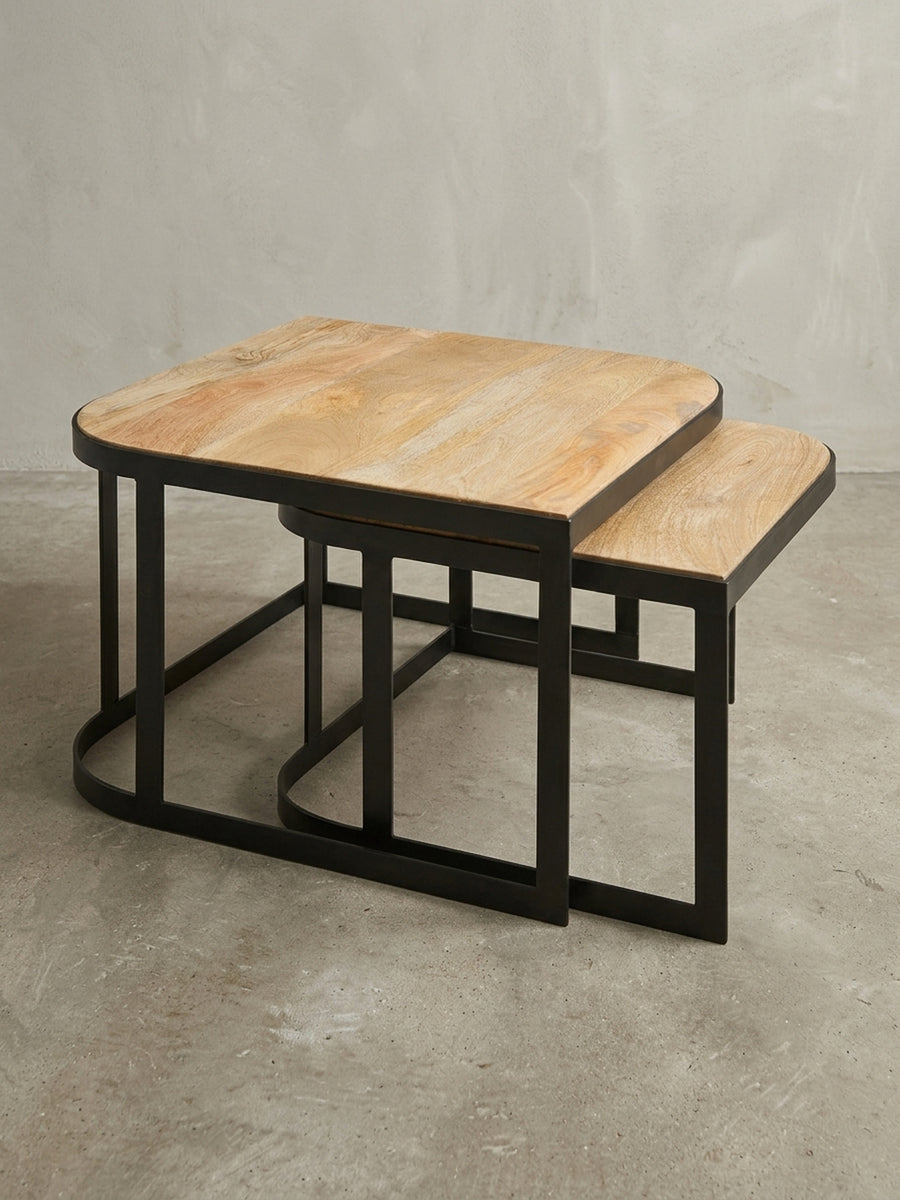 Freigestellter Satztisch im Industrie-Design, Frontansicht des 2er Sets mit Tischplatten aus hellem Mangoholz und stabilem, schwarzem Metallgestell._