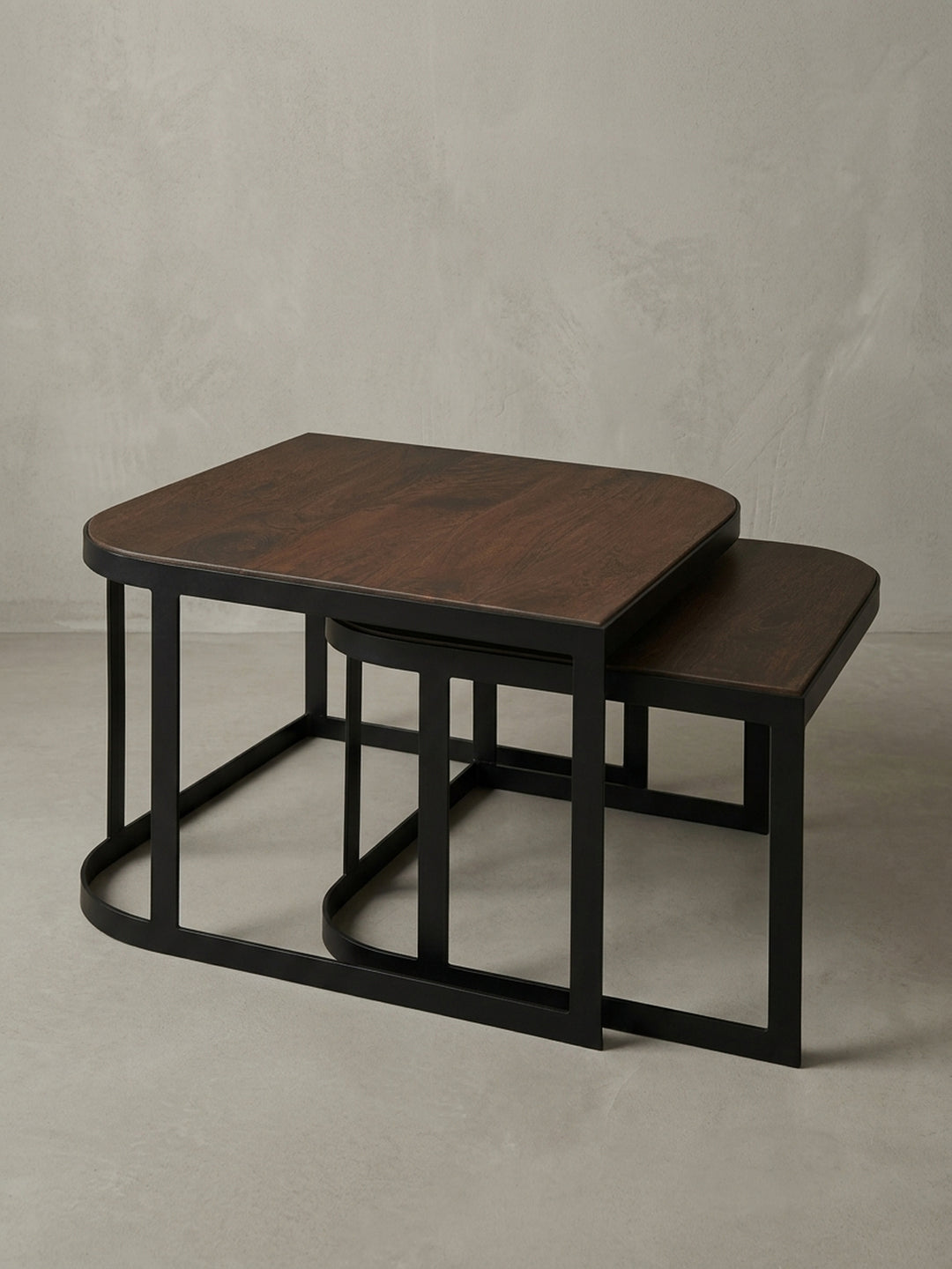 Dreiviertelansicht des Satztisch-Sets in Dunkelbraun, das die robuste Konstruktion aus Mango Massivholz und schwarzem Metallgestell zeigt._