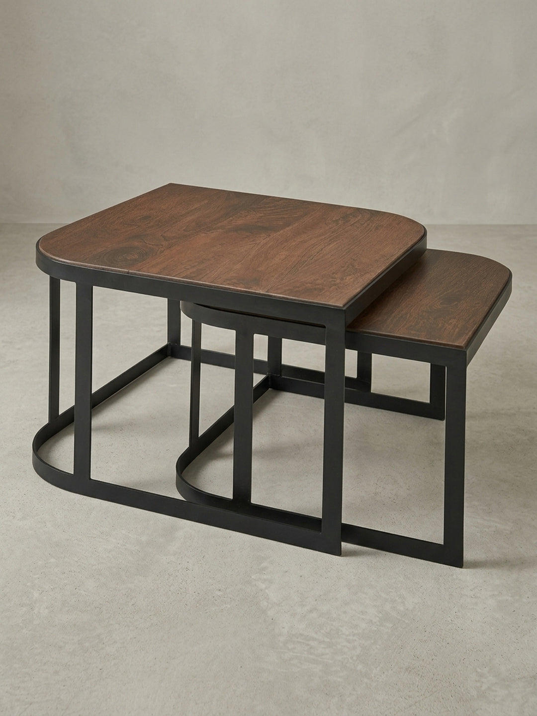 Übersicht des 2er Set Couchtisches im Industrial-Stil, gefertigt aus nachhaltigem Mango Massivholz mit einem langlebigen Metallgestell in Schwarz._