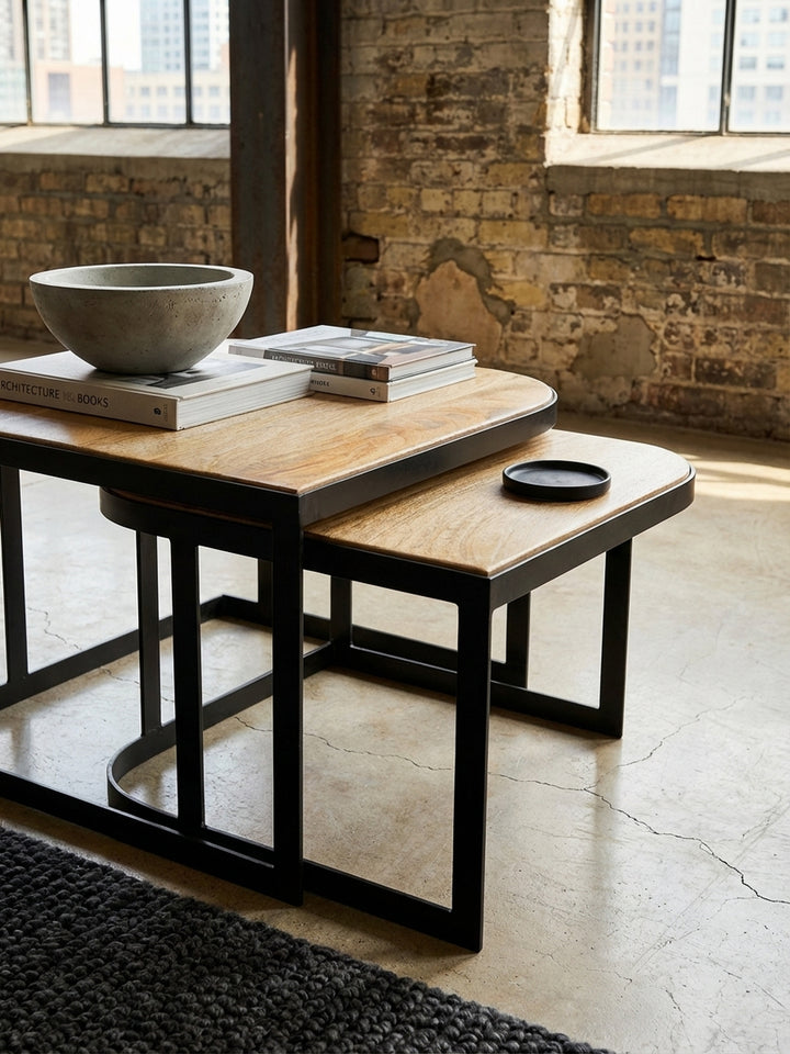 Detailaufnahme der Tischplatte aus massivem Mangoholz, die lebendige Maserung und die glatte Oberfläche des industrial Couchtisch Sets werden sichtbar._