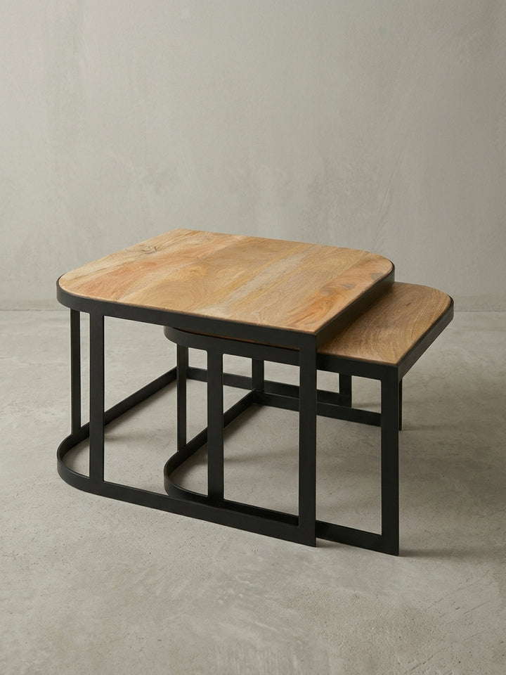 Seitenansicht des 2-teiligen Satztisch Sets, das schlanke Profil der schwarzen Metallbeine und die Proportionen der 60x60 cm Tischplatte werden deutlich._