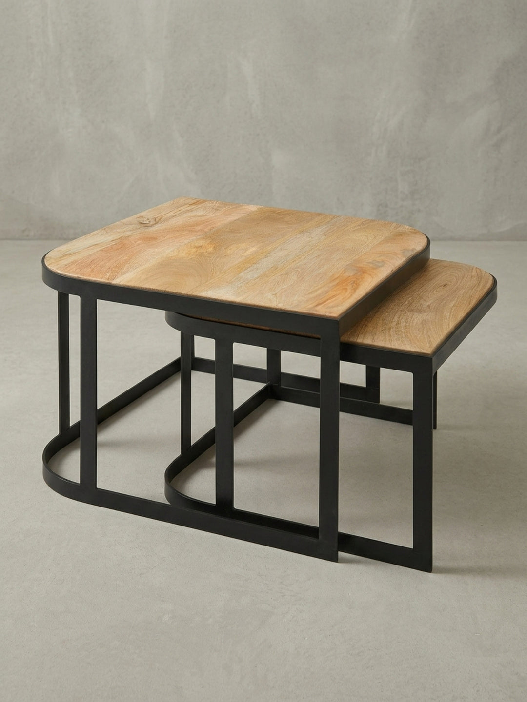 Alternativer Blickwinkel auf den Satztisch aus Holz, der das Zusammenspiel von der warmen Holzplatte und dem kühlen, industriellen Metallgestell betont._