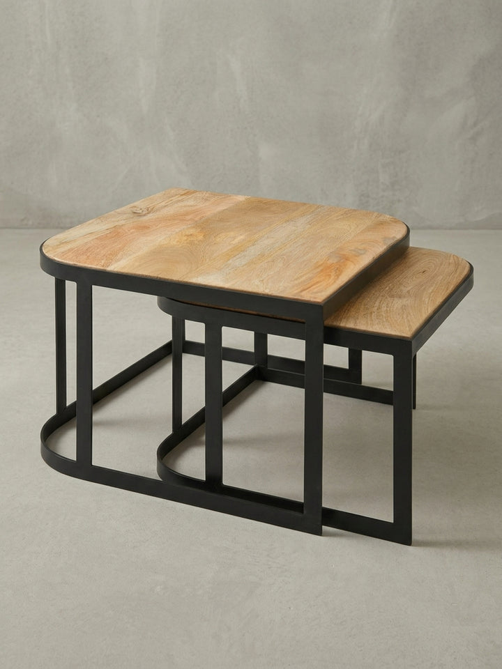 Alternativer Blickwinkel auf den Satztisch aus Holz, der das Zusammenspiel von der warmen Holzplatte und dem kühlen, industriellen Metallgestell betont._