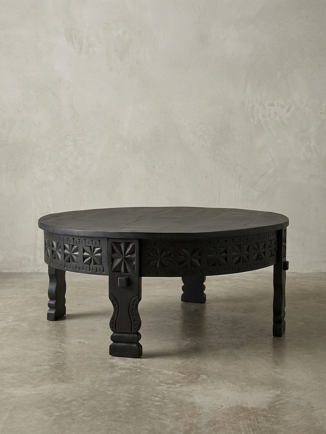 Seitenansicht des 36cm hohen Wohnzimmertischs, die das Profil der gedrechselten Beine und die Proportionen des schwarzen Massivholztisches im Verhältnis zur Tischplatte darstellt._