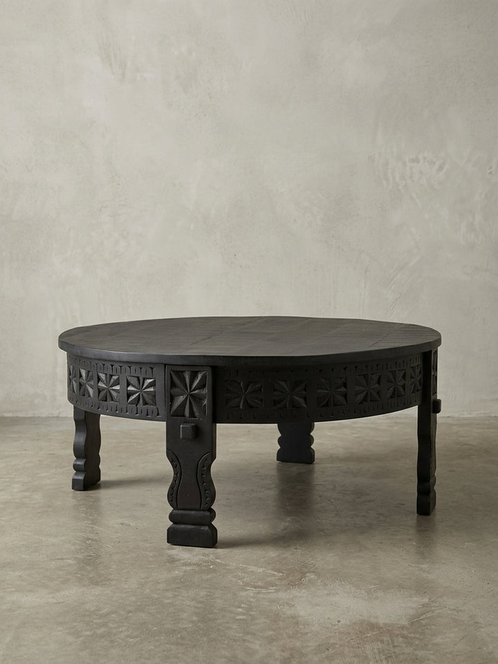 Seitenansicht des 36cm hohen Wohnzimmertischs, die das Profil der gedrechselten Beine und die Proportionen des schwarzen Massivholztisches im Verhältnis zur Tischplatte darstellt._