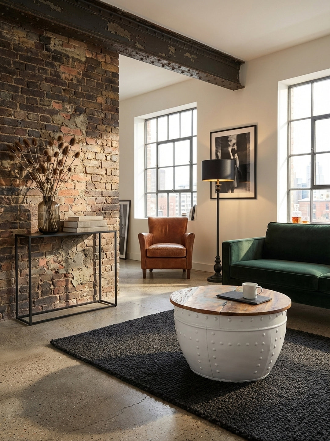 Industrieller Couchtisch 60x36 cm aus Mango Massivholz und Metall in einem modernen Loft-Wohnzimmer, kombiniert mit einem grauen Sofa und Teppich._