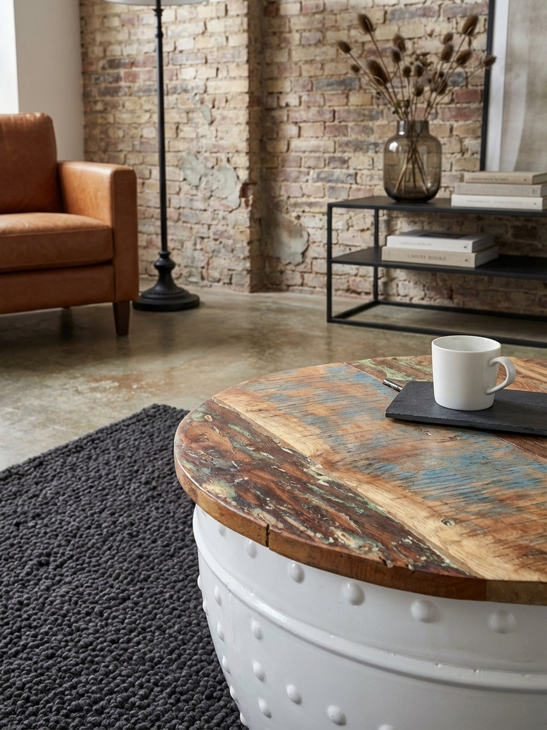 Nahaufnahme der Tischplatte aus recyceltem Mango-Massivholz mit sichtbarer Maserung und Farbakzenten, Detail des Industrial Design Tisches._