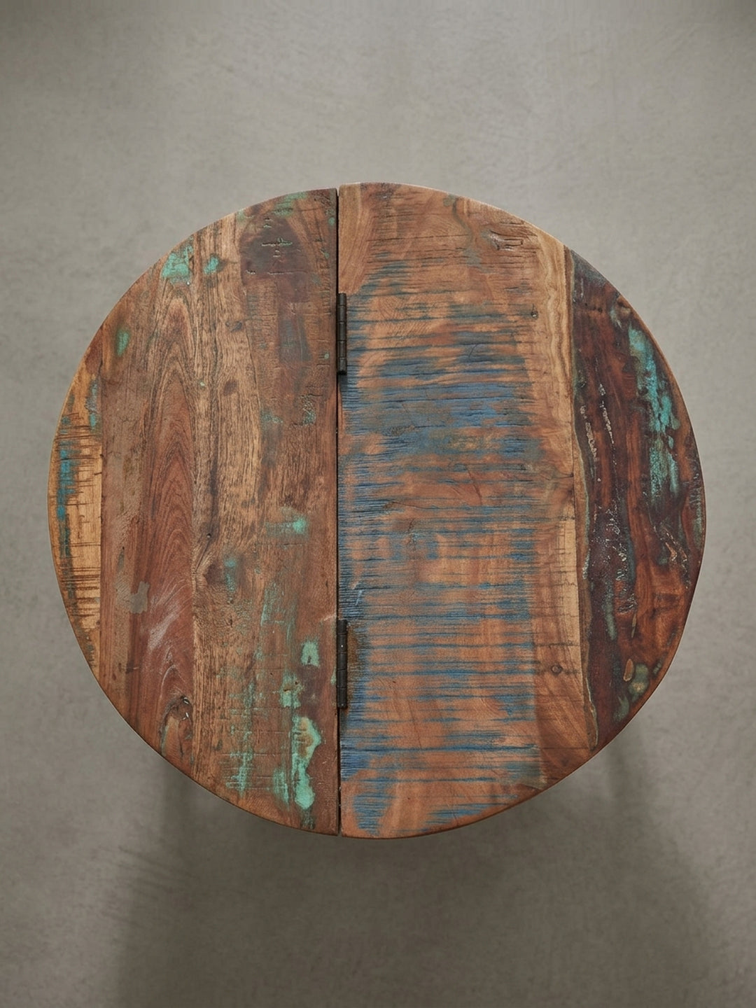 Alternativer Blickwinkel auf den Loungetisch mit Stauraum, der die einzigartige Textur der wiederverwerteten Mango-Holzplatte betont._