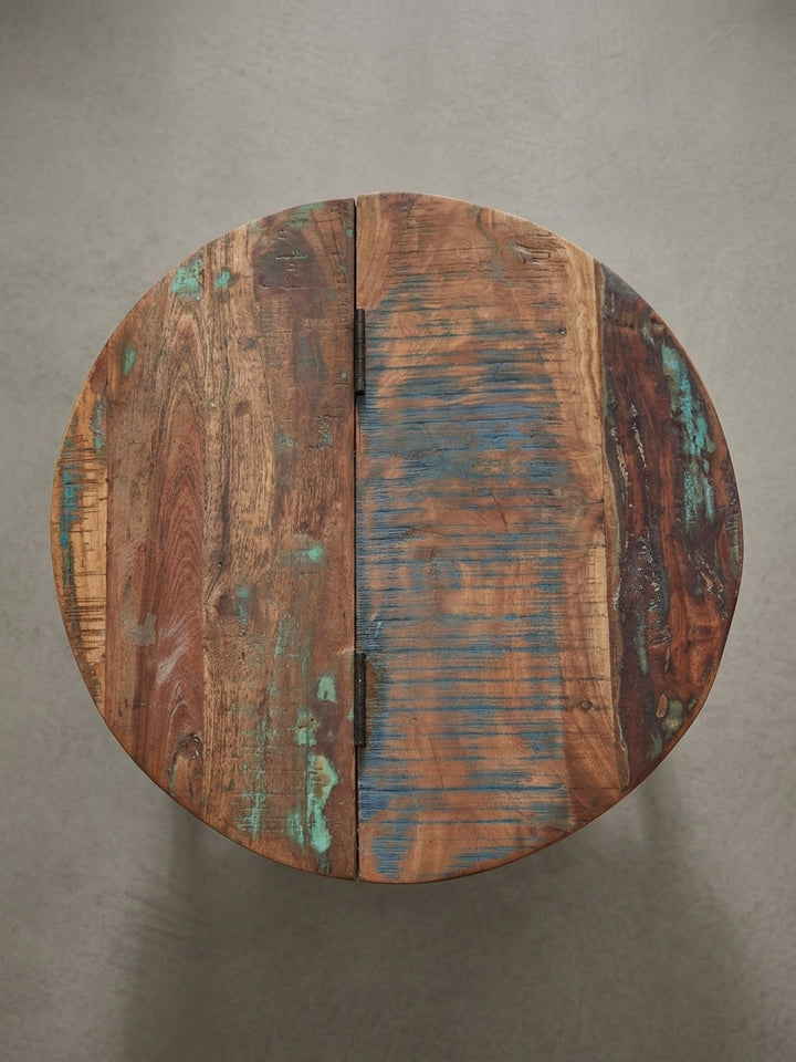 Alternativer Blickwinkel auf den Loungetisch mit Stauraum, der die einzigartige Textur der wiederverwerteten Mango-Holzplatte betont._