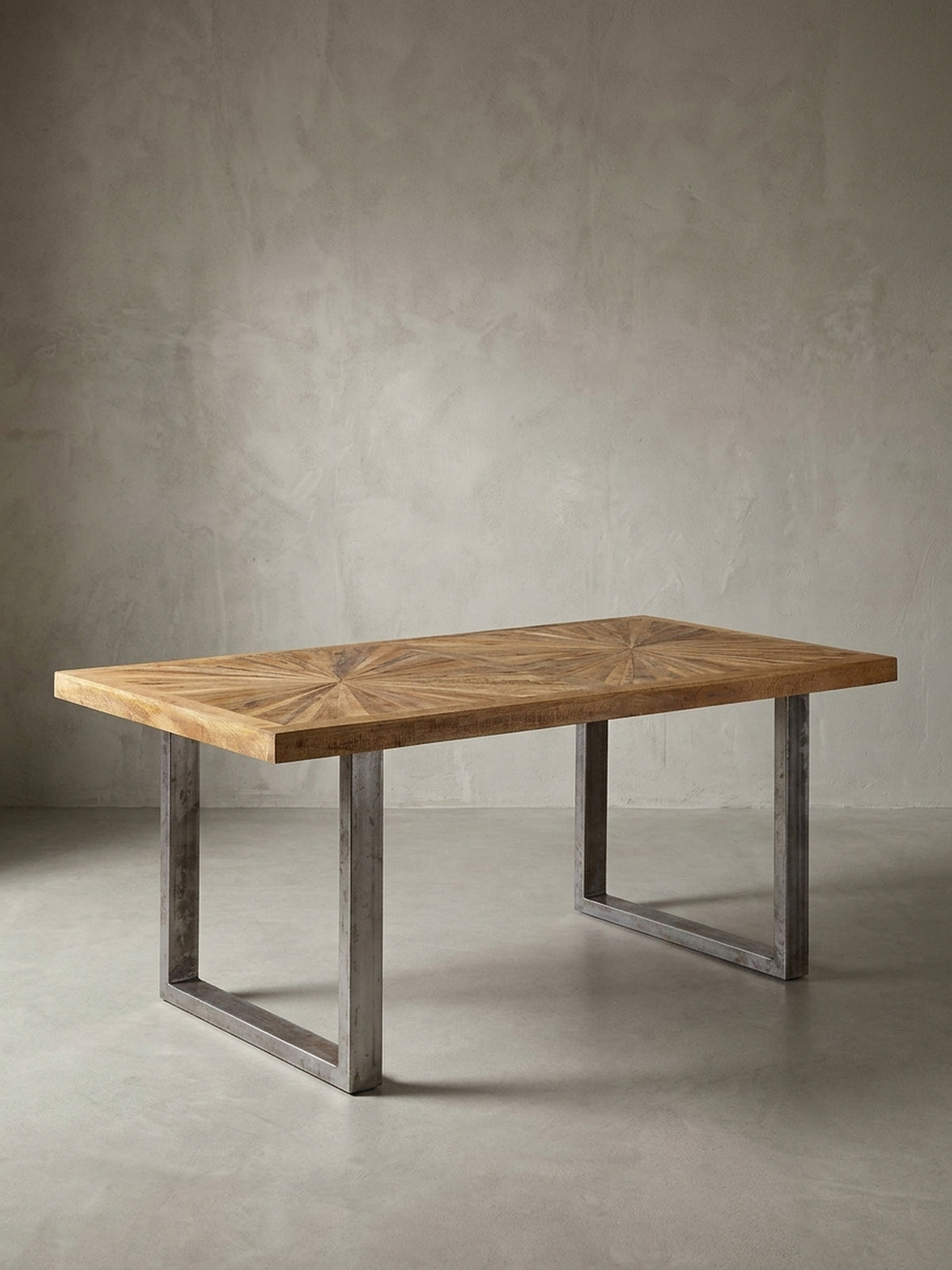 Rechteckiger Esstisch aus Mango Massivholz mit Edelstahlgestell in Frontalansicht. Der 180x90x76,5 cm große Industrial Tisch besticht durch seine 6cm dicke optische Tischblende._