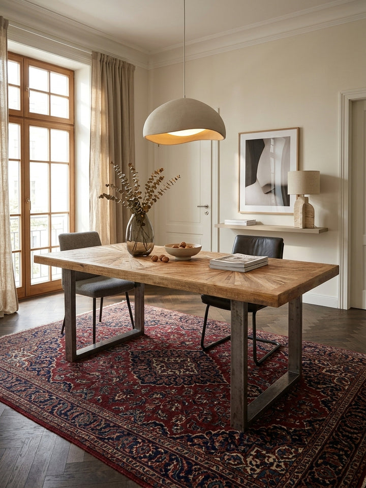 Draufsicht auf den rustikalen Mangoholz Esszimmertisch im modernen Loft-Stil. Die 6 cm dicke Massivholzplatte mit kunstvollem Strahlenmuster harmoniert mit den grauen Metallkufen._