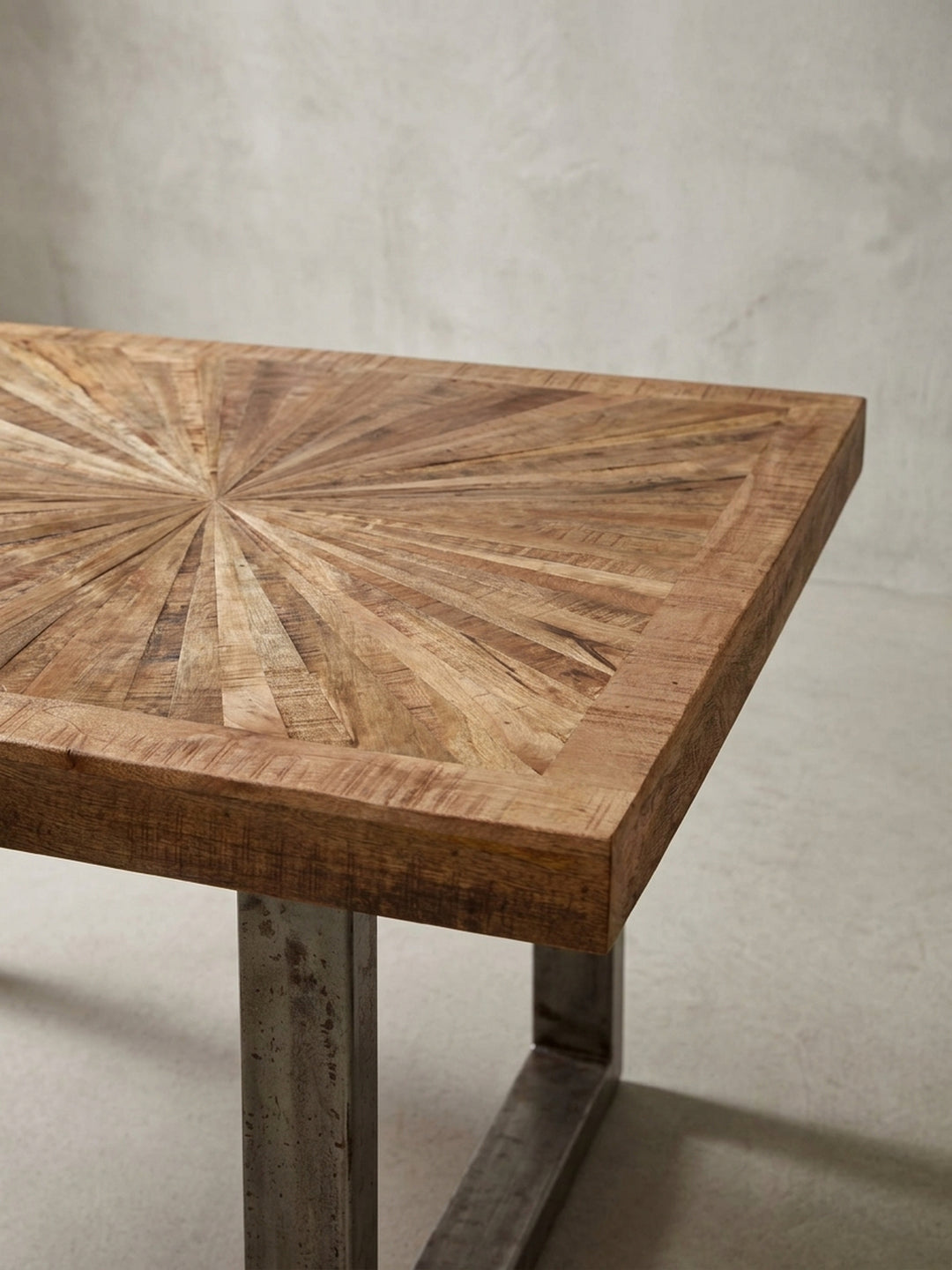 Nahaufnahme der U-Kufen des Mangoholz Esstisches. Das robuste Metallgestell mit gewollten Gebrauchsspuren unterstreicht den authentischen Loft-Charakter des Esszimmermöbels._