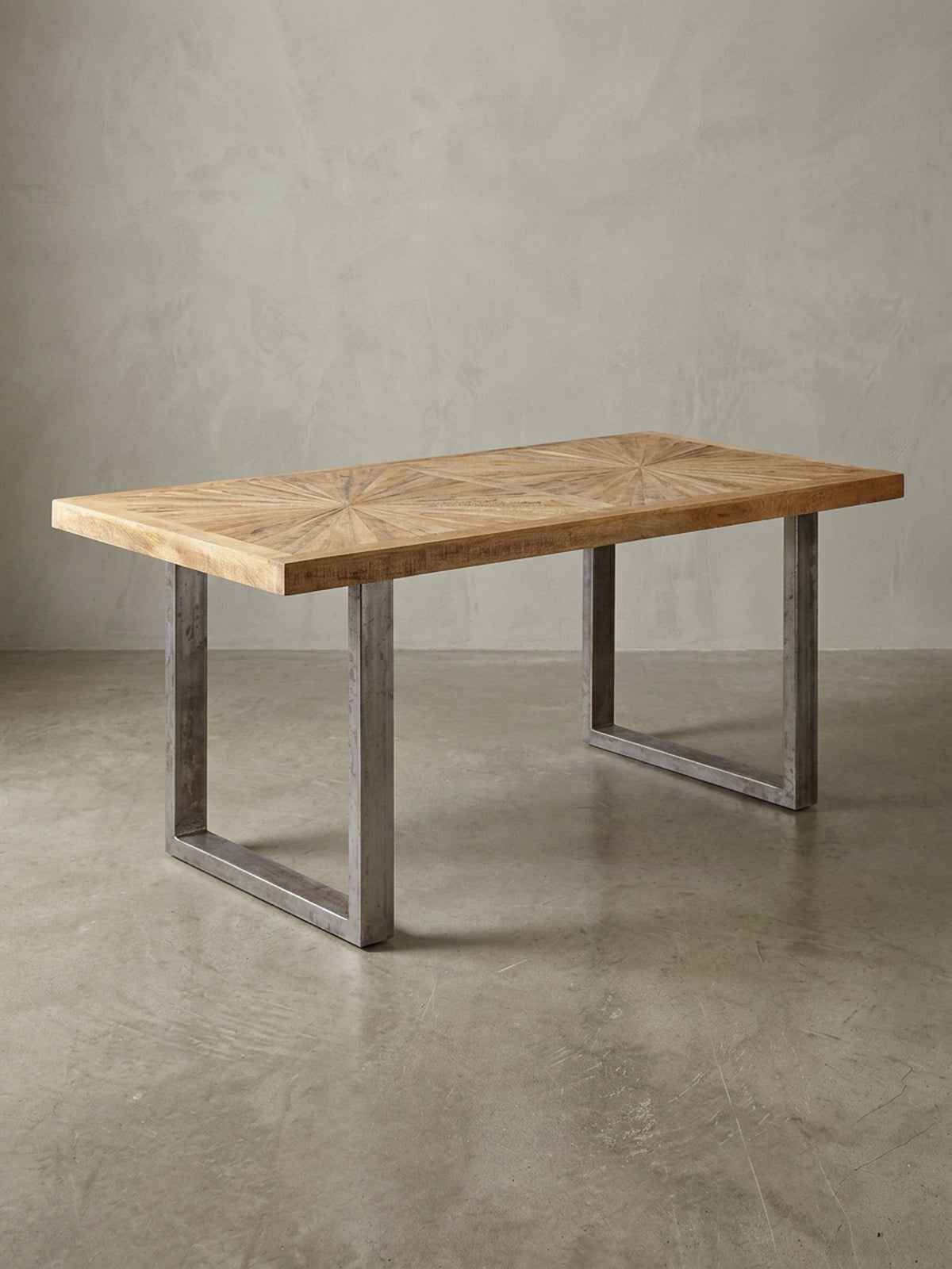 Alternative Perspektive auf den großen Industrial Esstisch. Das warme Naturholz der 200x100 cm Tischplatte bildet einen spannenden Kontrast zum kühlen, grauen Metallgestell._