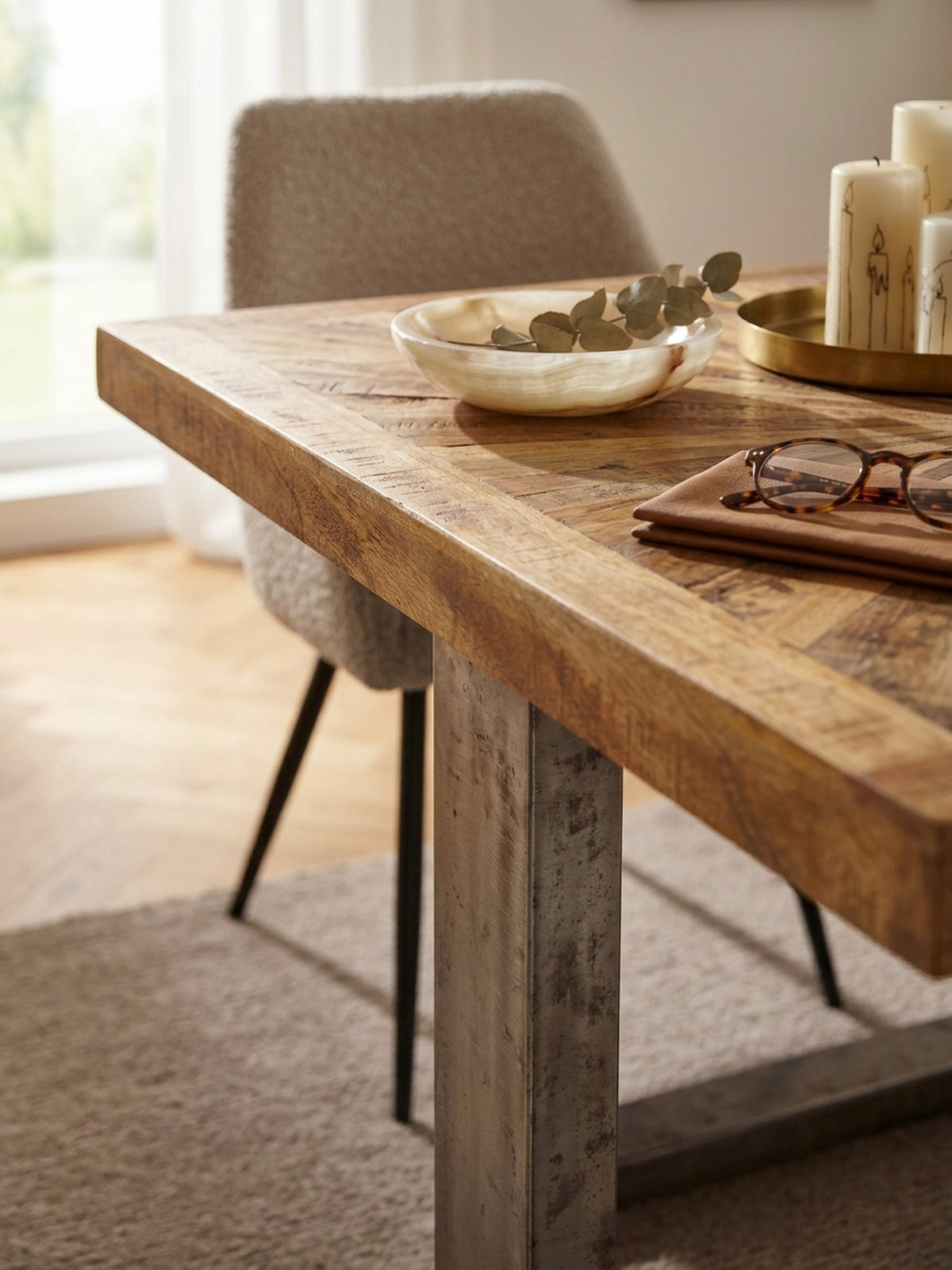 Detailaufnahme der naturbelassenen Mango Massivholz Tischplatte. Die einzigartige Maserung und das handwerkliche Sternenmuster des Esstisches zeigen hochwertige Verarbeitung.