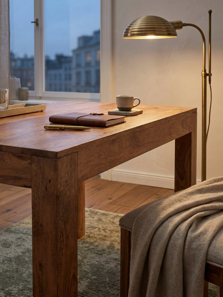 Esstisch aus honigfarbenem Akazie-Massivholz im Einsatz Esszimmer dekoriert mit Styling-Accessoires Wohnatmosphäre gemütlich eingerichtet Wohnen Einrichtung Interior Zuhause Design_
