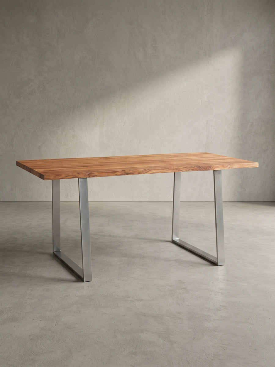 Seitenprofil des massiven Küchentisches, das die Stärke der 4 cm dicken Tischplatte aus Akazie und die schlanke Form der Trapezbeine zeigt._