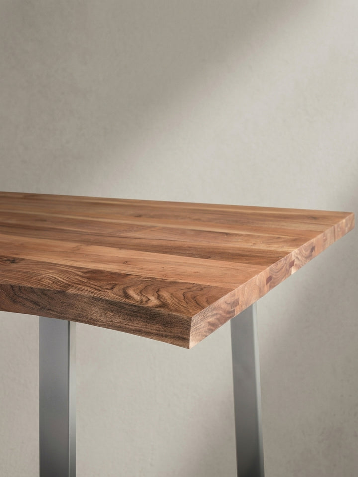 Eine andere Perspektive auf den Speisetisch, die die Tiefe der 100 cm breiten Tischplatte mit ihrer einzigartigen Baumkante betont._