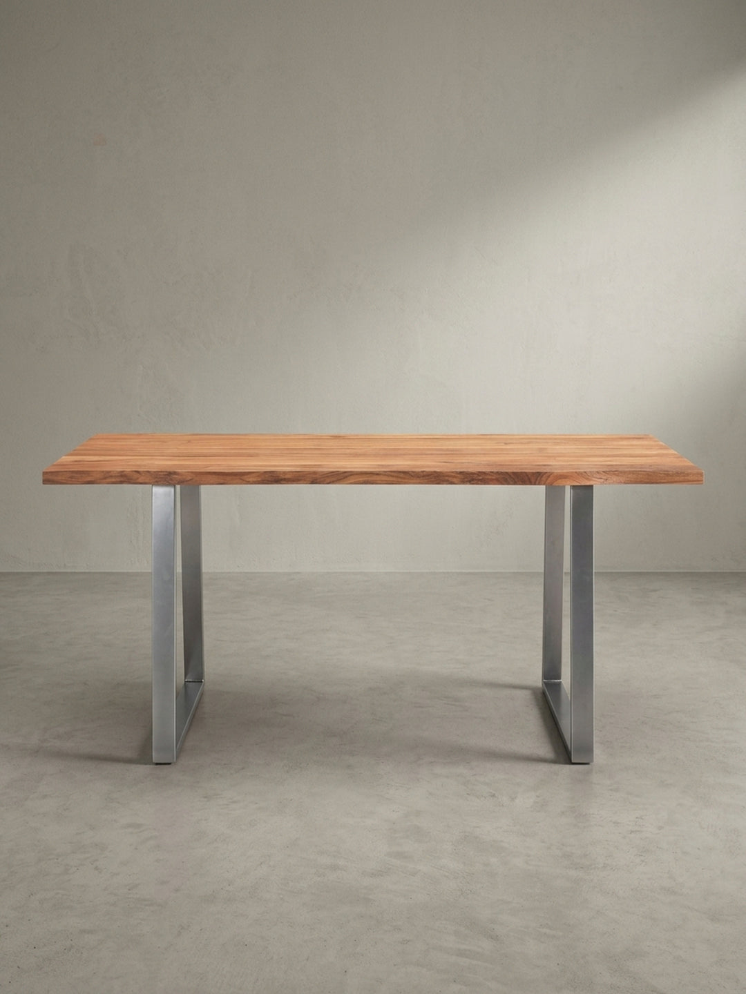 Schräge 3/4-Ansicht des Küchentischs, die die massive Holzplatte und das Design der chromfarbenen Trapezbeine zeigt._