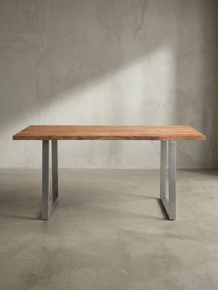 Schräge Seitenansicht des 140 cm langen Holztisches, die die Stärke der 4 cm dicken Tischplatte und das schlanke Design der Metallkufen zeigt._